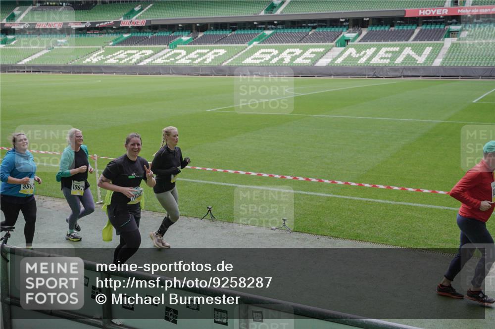 05.10.2025 - 20. swb-Marathon Bremen Michael Burmester http://msf.ph/oto/9258287 05.10.2025 10:45:59 Laufen im Stadion 7014, 7410, 9203, 9301, 9420, 9465, 9643, 9838, 9869, 10000, 10023, 10083, 10186, 10201, 10220, 10312, 10450, 10465, 10472, 10496, 10564, 10575, 10602, 10728, 10736, 10759, 10949, 10976, 11020, 11029, 11036, 11068, 11082, 11107, 11182, 11332, 11358, 11438, 11541, 7109, 7110, 8476, 9242, 9441, 9756, 10000, 10282, 10292, 10622, 10671, 10752, 10808, 10842, 10957, 11085, 11139, 11264, 11375 meine-sportfotos.de