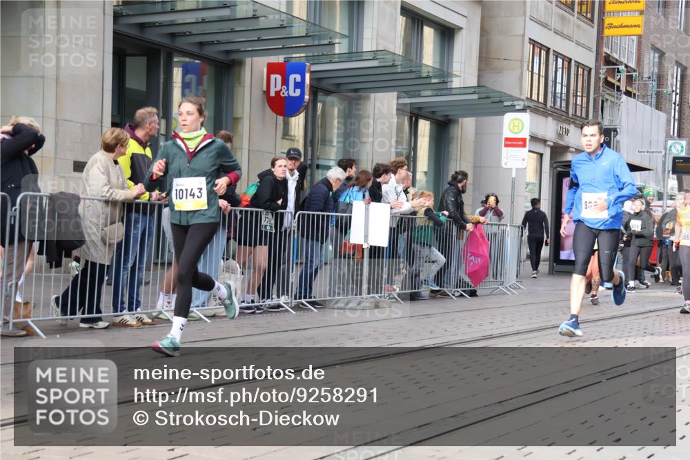 05.10.2025 - 20. swb-Marathon Bremen Strokosch-Dieckow http://msf.ph/oto/9258291 05.10.2025 10:58:54 Ziel 9183, 9219, 9454, 9508, 9635, 9692, 10039, 10143, 10200, 10274, 10353, 10357, 10407, 10594, 10607, 11006, 11007, 11207, 11400, 9183, 9219, 9454, 9508, 9635, 9692, 10039, 10143, 10200, 10274, 10353, 10357, 10407, 10594, 10607, 11006, 11007, 11207, 11400 meine-sportfotos.de