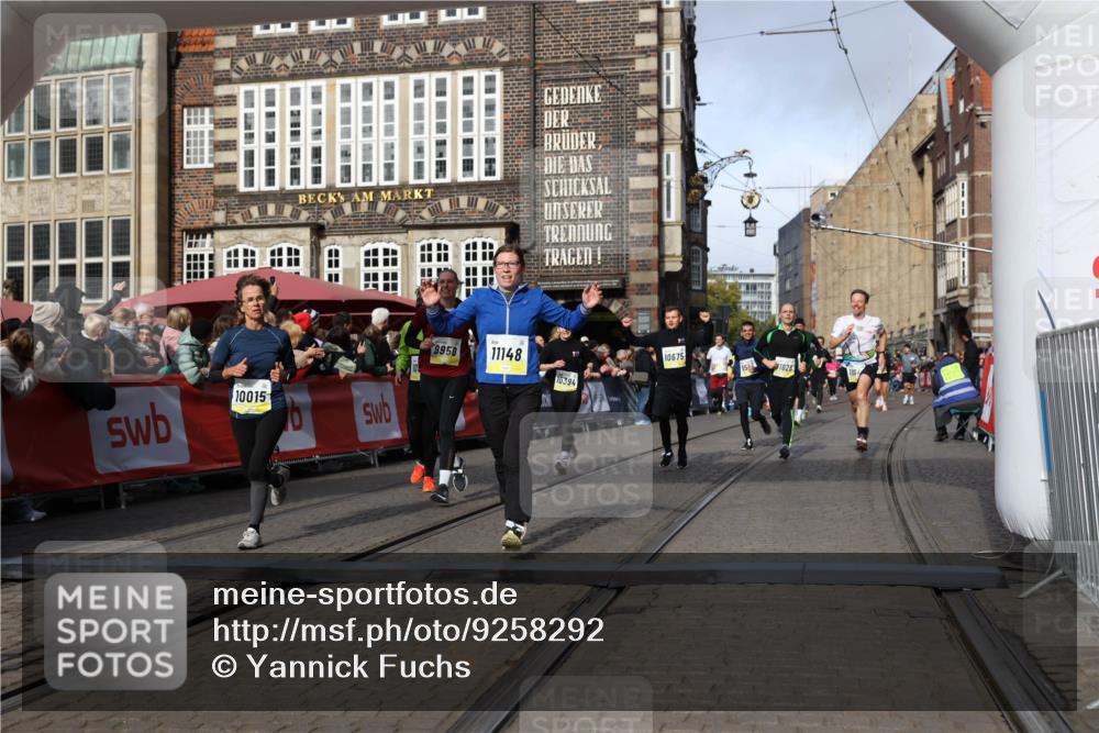 05.10.2025 - 20. swb-Marathon Bremen Yannick Fuchs http://msf.ph/oto/9258292 05.10.2025 10:56:08 Ziel 7147, 9541, 9871, 9950, 10015, 10394, 10641, 10654, 10675, 10758, 10921, 10959, 11148, 11626 meine-sportfotos.de