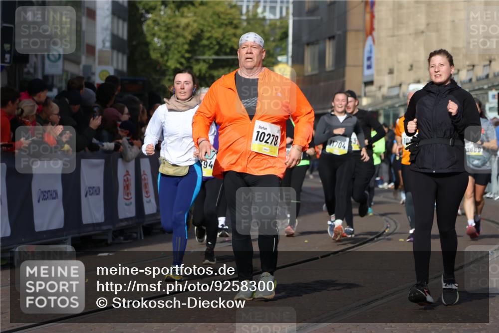 05.10.2025 - 20. swb-Marathon Bremen Strokosch-Dieckow http://msf.ph/oto/9258300 05.10.2025 11:04:27 Ziel 8111, 9394, 9610, 10278, 10439, 10483, 10531, 10956, 11044, 11704 meine-sportfotos.de