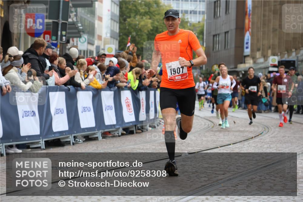05.10.2025 - 20. swb-Marathon Bremen Strokosch-Dieckow http://msf.ph/oto/9258308 05.10.2025 12:55:34 Ziel 735, 1907, 6075 meine-sportfotos.de