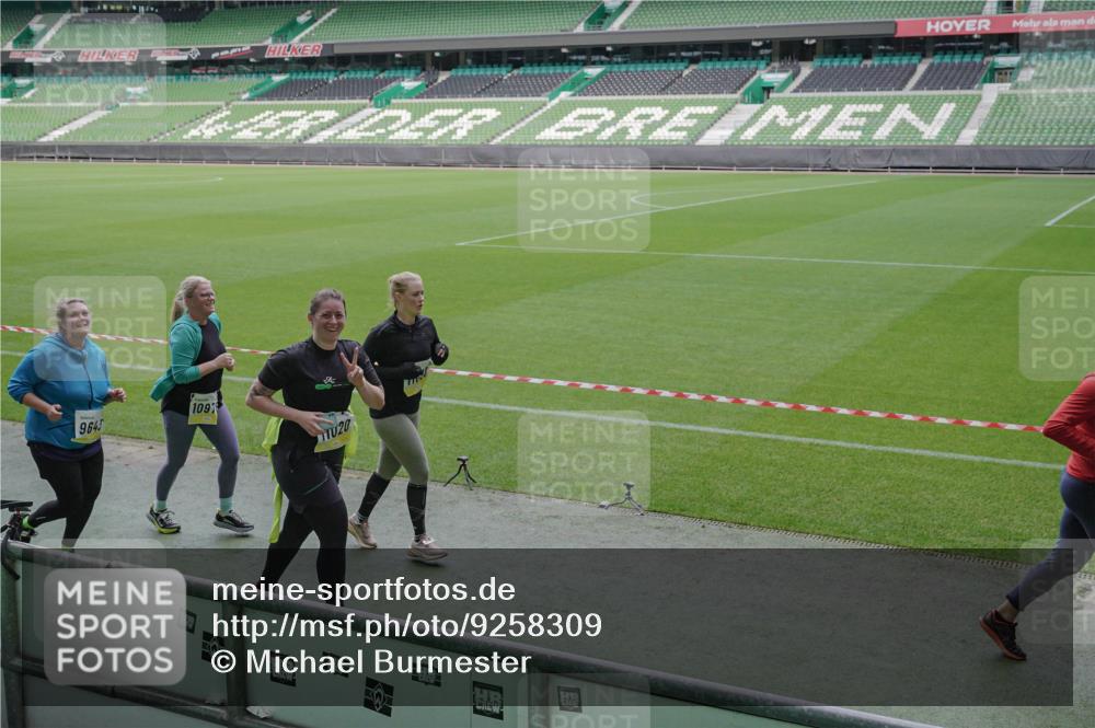 05.10.2025 - 20. swb-Marathon Bremen Michael Burmester http://msf.ph/oto/9258309 05.10.2025 10:45:59 Laufen im Stadion 7014, 7410, 9203, 9301, 9420, 9465, 9643, 9838, 9869, 10000, 10023, 10083, 10186, 10201, 10220, 10312, 10450, 10465, 10472, 10496, 10564, 10575, 10602, 10728, 10736, 10759, 10949, 10976, 11020, 11029, 11036, 11068, 11082, 11107, 11182, 11332, 11358, 11438, 11541, 7109, 7110, 8476, 9242, 9441, 9756, 10000, 10282, 10292, 10622, 10671, 10752, 10808, 10842, 10957, 11085, 11139, 11264, 11375 meine-sportfotos.de