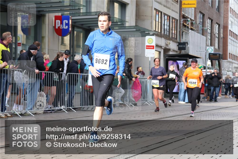 05.10.2025 - 20. swb-Marathon Bremen Strokosch-Dieckow http://msf.ph/oto/9258314 05.10.2025 10:58:55 Ziel 9183, 9219, 9454, 9508, 9635, 9692, 10039, 10143, 10200, 10274, 10353, 10357, 10391, 10407, 10594, 10607, 11006, 11007, 11207, 11400, 11728, 9183, 9219, 9454, 9508, 9635, 9692, 10039, 10143, 10200, 10274, 10353, 10357, 10391, 10407, 10594, 10607, 11006, 11007, 11207, 11400, 11728 meine-sportfotos.de