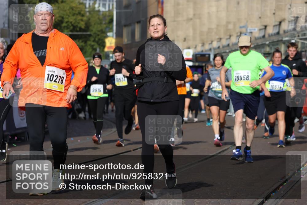 05.10.2025 - 20. swb-Marathon Bremen Strokosch-Dieckow http://msf.ph/oto/9258321 05.10.2025 11:04:28 Ziel 8111, 9394, 9610, 10278, 10439, 10483, 10531, 10674, 10869, 10956, 11044, 11542, 11704 meine-sportfotos.de
