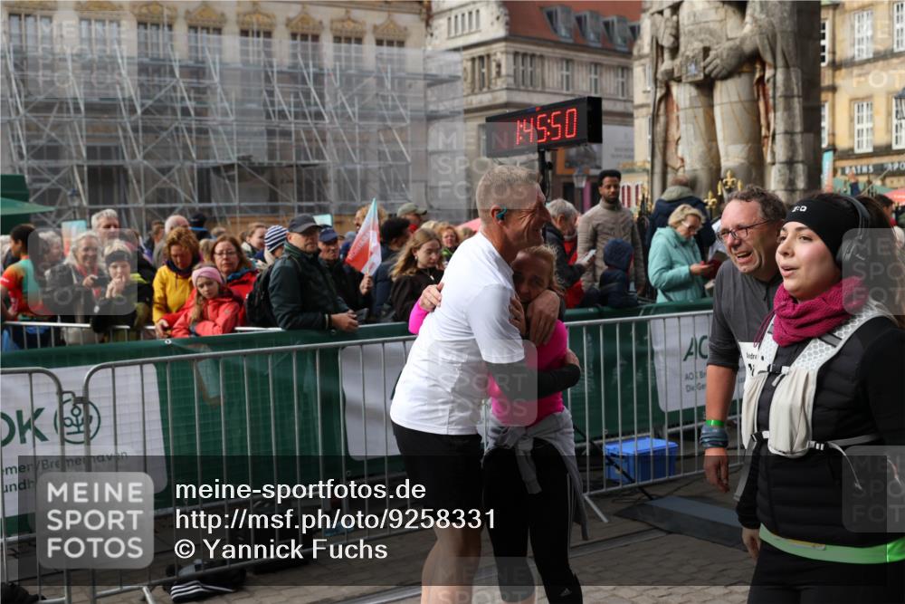 05.10.2025 - 20. swb-Marathon Bremen Yannick Fuchs http://msf.ph/oto/9258331 05.10.2025 11:16:39 Ziel 9563, 11358, 11404 meine-sportfotos.de