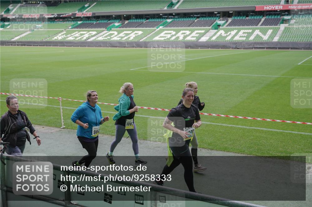05.10.2025 - 20. swb-Marathon Bremen Michael Burmester http://msf.ph/oto/9258333 05.10.2025 10:46:00 Laufen im Stadion 7014, 7410, 9203, 9301, 9420, 9465, 9643, 9838, 9869, 10023, 10083, 10186, 10201, 10220, 10312, 10450, 10465, 10472, 10496, 10564, 10575, 10602, 10728, 10736, 10759, 10949, 10976, 11020, 11029, 11036, 11068, 11082, 11107, 11182, 11332, 11358, 11438, 11541, 7109, 7110, 8476, 9242, 9441, 9756, 10000, 10282, 10292, 10622, 10671, 10752, 10808, 10842, 10957, 11085, 11139, 11264, 11375 meine-sportfotos.de