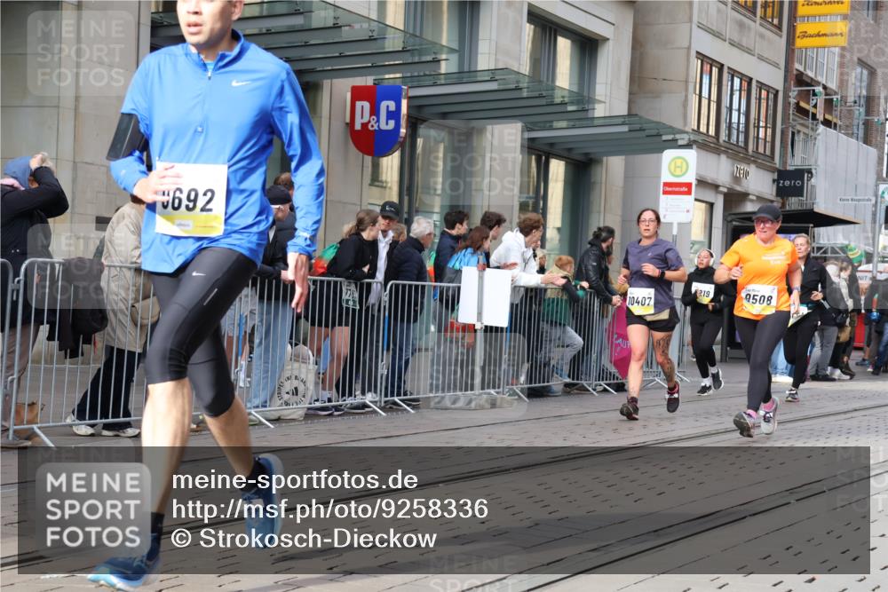 05.10.2025 - 20. swb-Marathon Bremen Strokosch-Dieckow http://msf.ph/oto/9258336 05.10.2025 10:58:55 Ziel 9183, 9219, 9454, 9508, 9635, 9692, 10039, 10143, 10200, 10274, 10353, 10357, 10391, 10407, 10594, 10607, 11006, 11007, 11207, 11400, 11728, 9183, 9219, 9454, 9508, 9635, 9692, 10039, 10143, 10200, 10274, 10353, 10357, 10391, 10407, 10594, 10607, 11006, 11007, 11207, 11400, 11728 meine-sportfotos.de
