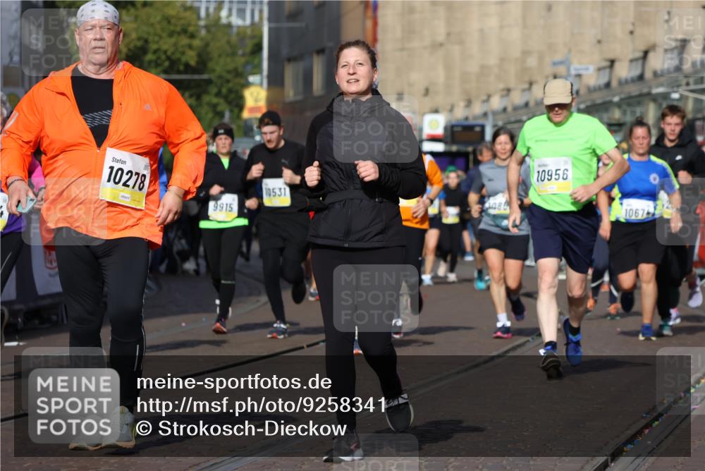 05.10.2025 - 20. swb-Marathon Bremen Strokosch-Dieckow http://msf.ph/oto/9258341 05.10.2025 11:04:29 Ziel 8111, 9394, 9610, 10278, 10439, 10483, 10531, 10674, 10869, 10956, 11044, 11196, 11542, 11704 meine-sportfotos.de