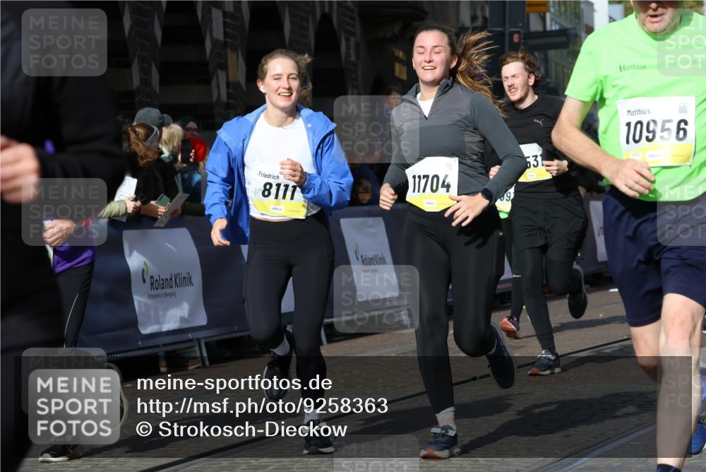 05.10.2025 - 20. swb-Marathon Bremen Strokosch-Dieckow http://msf.ph/oto/9258363 05.10.2025 11:04:33 Ziel 8111, 9394, 9610, 9750, 9915, 10278, 10485, 10531, 10532, 10674, 10869, 10956, 11196, 11542, 11704 meine-sportfotos.de