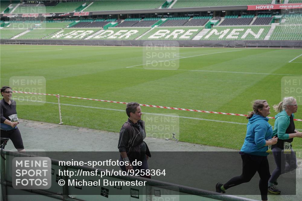 05.10.2025 - 20. swb-Marathon Bremen Michael Burmester http://msf.ph/oto/9258364 05.10.2025 10:46:01 Laufen im Stadion 7014, 7410, 9203, 9301, 9420, 9465, 9643, 9838, 9869, 10023, 10083, 10186, 10201, 10220, 10312, 10450, 10465, 10472, 10496, 10564, 10575, 10602, 10728, 10736, 10759, 10949, 10976, 11020, 11029, 11036, 11068, 11082, 11107, 11182, 11332, 11358, 11438, 11541, 7109, 7110, 8476, 9242, 9441, 9756, 10000, 10282, 10292, 10671, 10752, 10808, 10842, 10957, 11264, 11375, 11541 meine-sportfotos.de