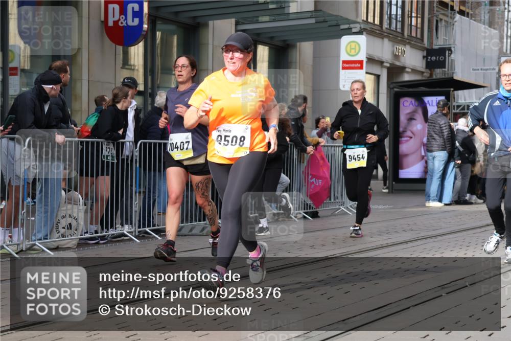 05.10.2025 - 20. swb-Marathon Bremen Strokosch-Dieckow http://msf.ph/oto/9258376 05.10.2025 10:58:57 Ziel 9183, 9219, 9454, 9508, 9635, 9692, 10039, 10143, 10200, 10274, 10353, 10391, 10407, 10594, 11006, 11007, 11207, 11400, 11728, 9183, 9219, 9454, 9508, 9635, 9692, 10039, 10143, 10200, 10274, 10353, 10391, 10407, 10594, 11006, 11007, 11207, 11400, 11728 meine-sportfotos.de