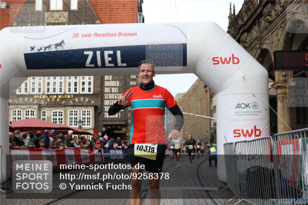 05.10.2025 - 20. swb-Marathon Bremen Yannick Fuchs http://msf.ph/oto/9258378 05.10.2025 10:47:38 Ziel 9244, 9339, 9924, 10319, 10637, 10667, 10951, 11498, 11742 meine-sportfotos.de