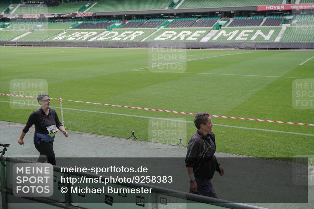 05.10.2025 - 20. swb-Marathon Bremen Michael Burmester http://msf.ph/oto/9258383 05.10.2025 10:46:02 Laufen im Stadion 7014, 7410, 9203, 9301, 9420, 9465, 9643, 9838, 9869, 10023, 10083, 10186, 10201, 10220, 10312, 10450, 10465, 10472, 10496, 10564, 10575, 10602, 10728, 10736, 10759, 10949, 10976, 11008, 11020, 11029, 11036, 11068, 11082, 11107, 11182, 11332, 11358, 11438, 7109, 7110, 8476, 9242, 9441, 9756, 10000, 10282, 10292, 10671, 10752, 10808, 10842, 10957, 11264, 11375, 11541 meine-sportfotos.de