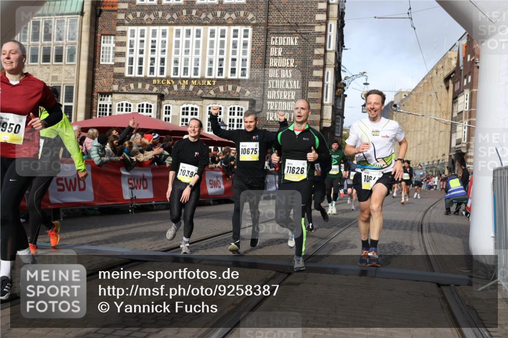 05.10.2025 - 20. swb-Marathon Bremen Yannick Fuchs http://msf.ph/oto/9258387 05.10.2025 10:56:10 Ziel 9541, 9871, 9950, 10015, 10394, 10641, 10664, 10675, 10758, 10921, 10959, 11148, 11626 meine-sportfotos.de