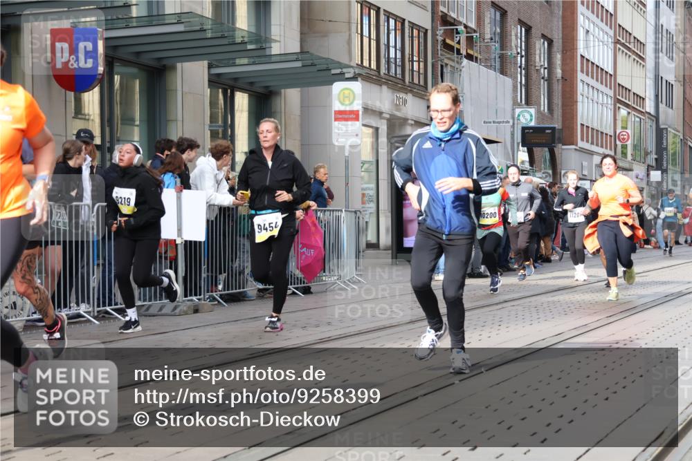 05.10.2025 - 20. swb-Marathon Bremen Strokosch-Dieckow http://msf.ph/oto/9258399 05.10.2025 10:58:57 Ziel 9183, 9219, 9454, 9508, 9635, 9692, 10039, 10143, 10200, 10274, 10353, 10391, 10407, 10594, 11006, 11007, 11207, 11400, 11728, 9183, 9219, 9454, 9508, 9635, 9692, 10039, 10143, 10200, 10274, 10353, 10391, 10407, 10594, 11006, 11007, 11207, 11400, 11728 meine-sportfotos.de