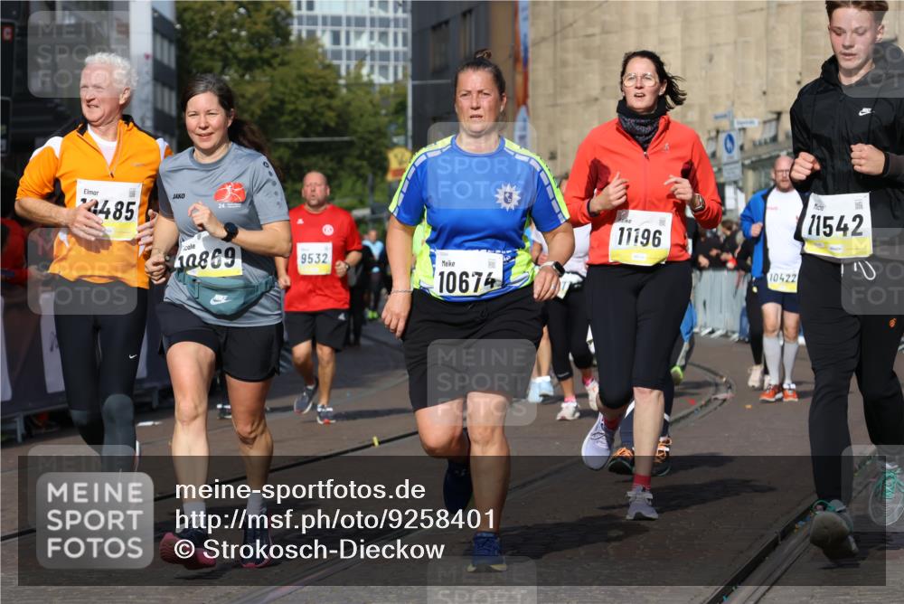 05.10.2025 - 20. swb-Marathon Bremen Strokosch-Dieckow http://msf.ph/oto/9258401 05.10.2025 11:04:34 Ziel 8111, 9394, 9610, 9623, 9750, 9771, 9915, 10278, 10485, 10531, 10532, 10674, 10869, 10956, 11196, 11542, 11704 meine-sportfotos.de