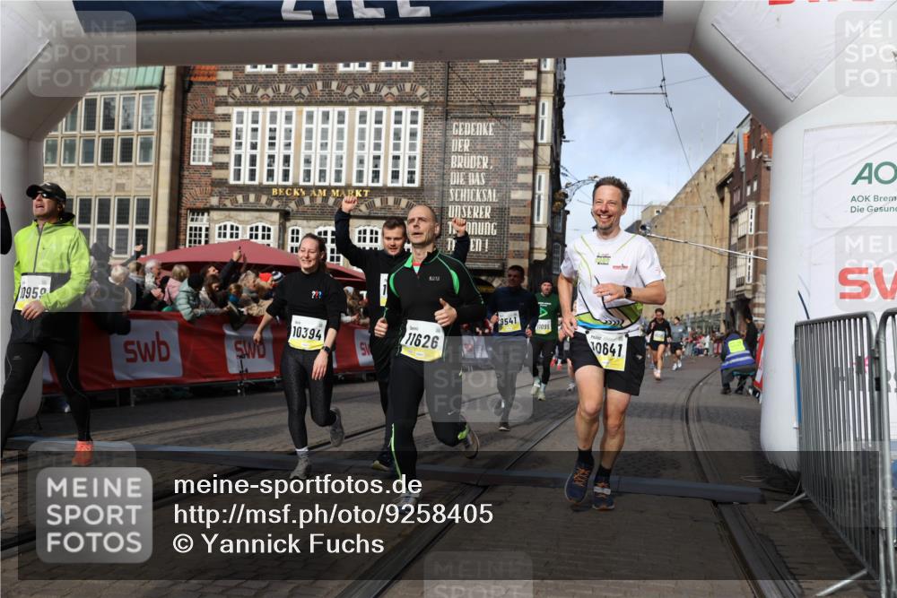 05.10.2025 - 20. swb-Marathon Bremen Yannick Fuchs http://msf.ph/oto/9258405 05.10.2025 10:56:10 Ziel 9541, 9871, 9950, 10015, 10394, 10641, 10664, 10675, 10758, 10921, 10959, 11148, 11626 meine-sportfotos.de
