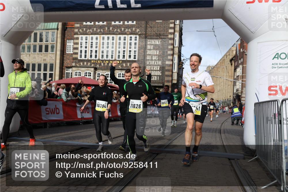 05.10.2025 - 20. swb-Marathon Bremen Yannick Fuchs http://msf.ph/oto/9258411 05.10.2025 10:56:10 Ziel 9541, 9871, 9950, 10015, 10394, 10641, 10664, 10675, 10758, 10921, 10959, 11148, 11626 meine-sportfotos.de