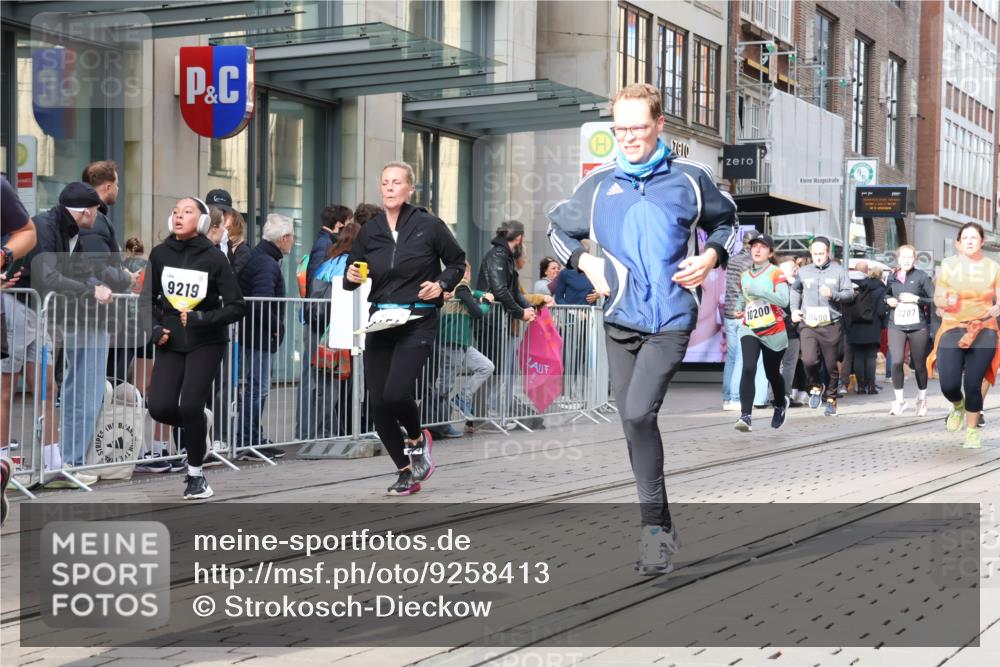 05.10.2025 - 20. swb-Marathon Bremen Strokosch-Dieckow http://msf.ph/oto/9258413 05.10.2025 10:58:58 Ziel 9183, 9219, 9454, 9508, 9635, 9692, 9737, 10039, 10143, 10200, 10274, 10353, 10391, 10407, 10594, 10809, 11006, 11007, 11207, 11400, 11728, 9183, 9219, 9454, 9508, 9635, 9692, 9737, 10039, 10143, 10200, 10274, 10353, 10391, 10407, 10594, 10809, 11006, 11007, 11207, 11400, 11728 meine-sportfotos.de