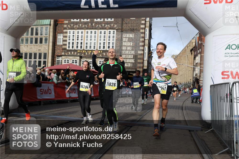 05.10.2025 - 20. swb-Marathon Bremen Yannick Fuchs http://msf.ph/oto/9258425 05.10.2025 10:56:10 Ziel 9541, 9871, 9950, 10015, 10394, 10641, 10664, 10675, 10758, 10921, 10959, 11148, 11626 meine-sportfotos.de