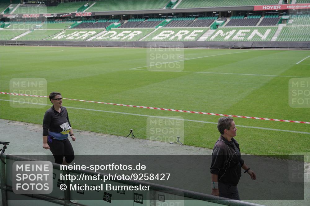 05.10.2025 - 20. swb-Marathon Bremen Michael Burmester http://msf.ph/oto/9258427 05.10.2025 10:46:02 Laufen im Stadion 7014, 7410, 9203, 9301, 9420, 9465, 9643, 9838, 9869, 10023, 10083, 10186, 10201, 10220, 10312, 10450, 10465, 10472, 10496, 10564, 10575, 10602, 10728, 10736, 10759, 10949, 10976, 11008, 11020, 11029, 11036, 11068, 11082, 11107, 11182, 11332, 11358, 11438, 7109, 7110, 8476, 9242, 9441, 9756, 10000, 10282, 10292, 10671, 10752, 10808, 10842, 10957, 11264, 11375, 11541 meine-sportfotos.de
