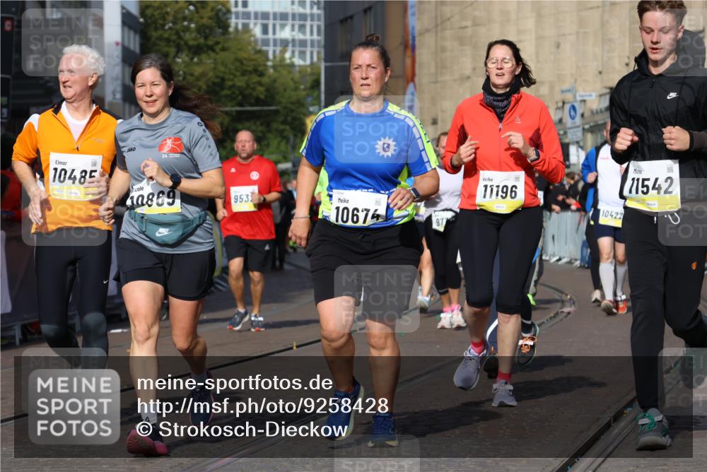05.10.2025 - 20. swb-Marathon Bremen Strokosch-Dieckow http://msf.ph/oto/9258428 05.10.2025 11:04:35 Ziel 8111, 9394, 9610, 9623, 9750, 9771, 9915, 10278, 10485, 10531, 10532, 10674, 10869, 10956, 11196, 11542, 11704 meine-sportfotos.de