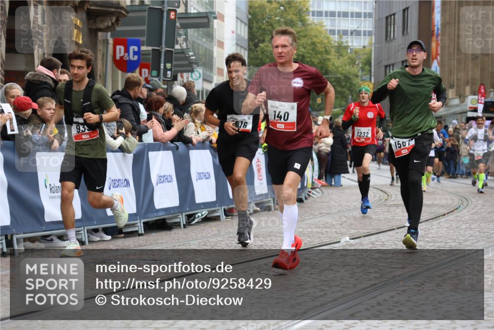 05.10.2025 - 20. swb-Marathon Bremen Strokosch-Dieckow http://msf.ph/oto/9258429 05.10.2025 12:55:42 Ziel 140, 735, 933, 1232, 1567, 1616, 5595 meine-sportfotos.de