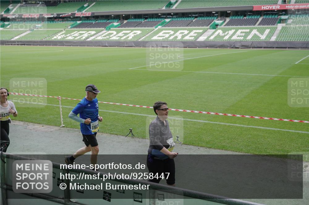 05.10.2025 - 20. swb-Marathon Bremen Michael Burmester http://msf.ph/oto/9258447 05.10.2025 10:46:03 Laufen im Stadion 7014, 7410, 9203, 9301, 9420, 9465, 9643, 9838, 9869, 10023, 10083, 10186, 10201, 10220, 10312, 10450, 10465, 10472, 10496, 10564, 10575, 10602, 10721, 10728, 10736, 10756, 10759, 10949, 10976, 11008, 11020, 11029, 11036, 11068, 11082, 11107, 11182, 11332, 11358, 11438, 7110, 8476, 9242, 9756, 10000, 10282, 10292, 10671, 10752, 10808, 10842, 10957, 11264, 11375, 11541 meine-sportfotos.de