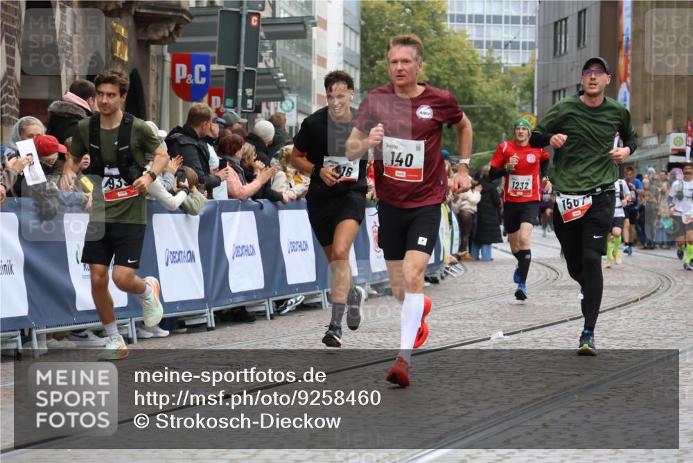 05.10.2025 - 20. swb-Marathon Bremen Strokosch-Dieckow http://msf.ph/oto/9258460 05.10.2025 12:55:42 Ziel 140, 735, 933, 1232, 1567, 1616, 5595 meine-sportfotos.de