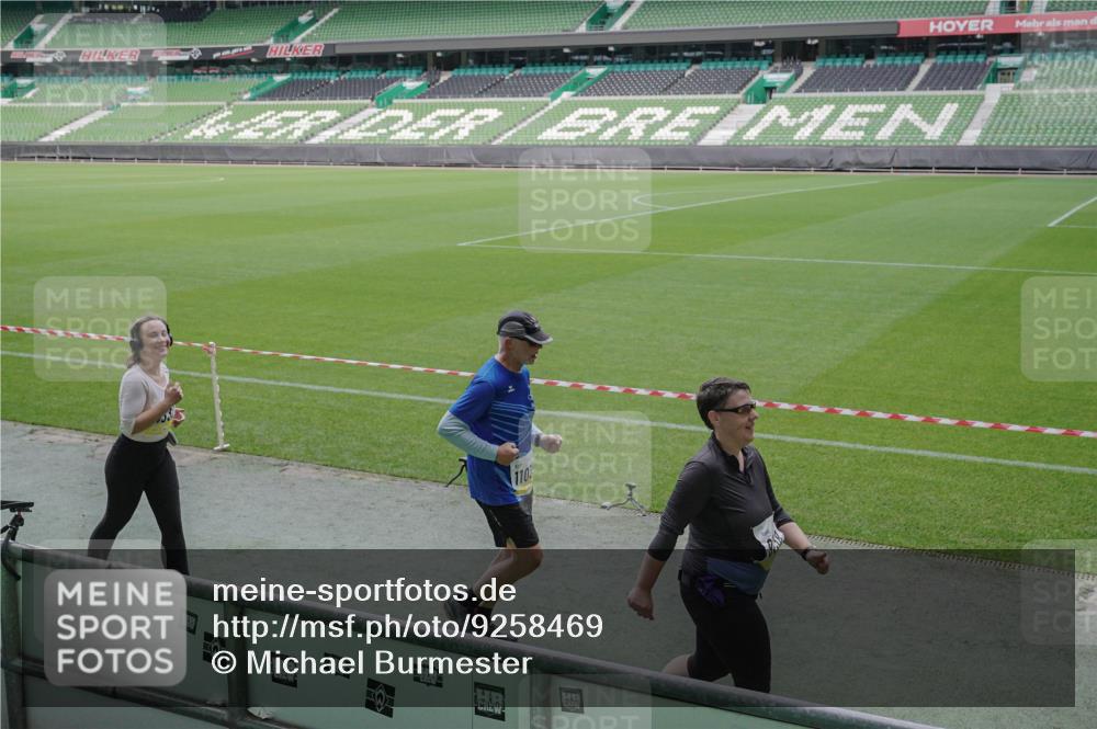 05.10.2025 - 20. swb-Marathon Bremen Michael Burmester http://msf.ph/oto/9258469 05.10.2025 10:46:04 Laufen im Stadion 7014, 7410, 9203, 9301, 9420, 9465, 9643, 9838, 9869, 10023, 10083, 10186, 10201, 10220, 10312, 10450, 10465, 10472, 10496, 10564, 10575, 10602, 10721, 10728, 10736, 10756, 10759, 10949, 10976, 11008, 11020, 11029, 11036, 11068, 11082, 11107, 11182, 11332, 11358, 11438, 7110, 8476, 9242, 9756, 10000, 10292, 10671, 10752, 10808, 10842, 10957, 11264, 11375, 11541 meine-sportfotos.de
