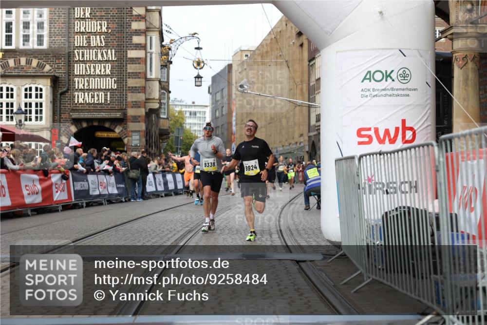 05.10.2025 - 20. swb-Marathon Bremen Yannick Fuchs http://msf.ph/oto/9258484 05.10.2025 10:47:40 Ziel 9244, 9339, 9924, 10319, 10850, 10875, 10951, 11742 meine-sportfotos.de