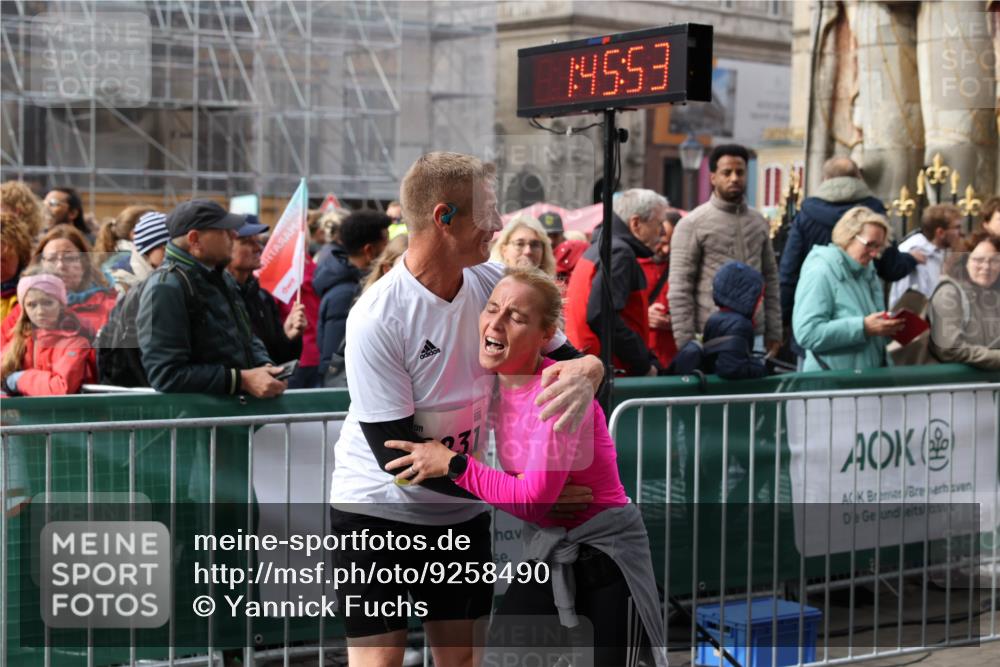 05.10.2025 - 20. swb-Marathon Bremen Yannick Fuchs http://msf.ph/oto/9258490 05.10.2025 11:16:42 Ziel 9301, 9563, 11020, 11182, 11404, 11438 meine-sportfotos.de