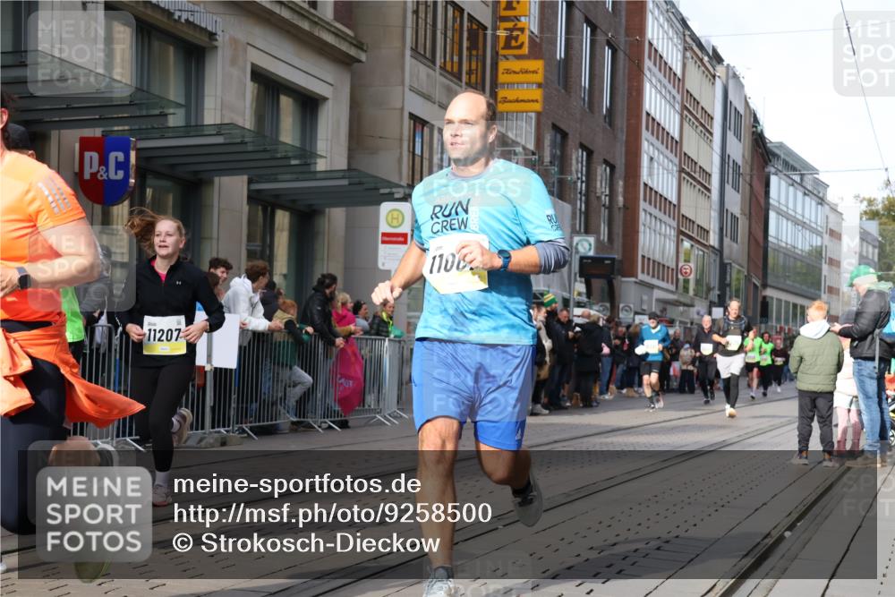 05.10.2025 - 20. swb-Marathon Bremen Strokosch-Dieckow http://msf.ph/oto/9258500 05.10.2025 10:59:02 Ziel 9183, 9219, 9454, 9508, 9609, 9635, 9737, 10039, 10143, 10200, 10274, 10353, 10391, 10407, 10809, 11006, 11007, 11207, 11251, 11400, 11657, 11728, 9183, 9219, 9454, 9508, 9609, 9635, 9737, 10039, 10143, 10200, 10274, 10353, 10391, 10407, 10809, 11006, 11007, 11207, 11251, 11400, 11657, 11728 meine-sportfotos.de