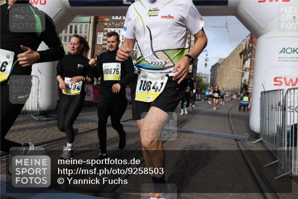 05.10.2025 - 20. swb-Marathon Bremen Yannick Fuchs http://msf.ph/oto/9258503 05.10.2025 10:56:12 Ziel 9541, 9811, 9950, 10006, 10015, 10394, 10641, 10664, 10675, 10758, 10959, 11095, 11148, 11620, 11626 meine-sportfotos.de