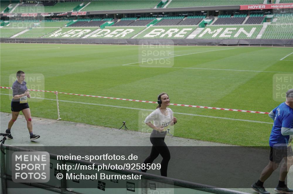 05.10.2025 - 20. swb-Marathon Bremen Michael Burmester http://msf.ph/oto/9258509 05.10.2025 10:46:05 Laufen im Stadion 7014, 7410, 9203, 9301, 9420, 9465, 9643, 9838, 9869, 10023, 10083, 10186, 10201, 10220, 10312, 10450, 10465, 10472, 10496, 10564, 10575, 10602, 10721, 10728, 10736, 10756, 10759, 10949, 10976, 11008, 11020, 11029, 11036, 11068, 11082, 11107, 11182, 11332, 11358, 11438, 8476, 9242, 9756, 10000, 10671, 10752, 10808, 10842, 11375, 11541 meine-sportfotos.de