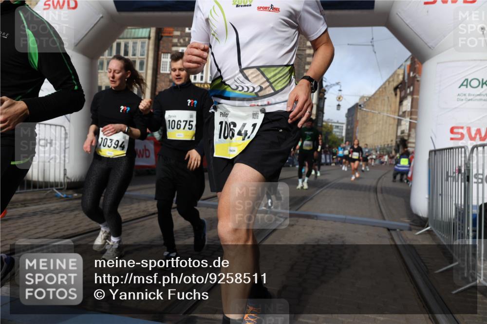 05.10.2025 - 20. swb-Marathon Bremen Yannick Fuchs http://msf.ph/oto/9258511 05.10.2025 10:56:12 Ziel 9541, 9811, 9950, 10006, 10015, 10394, 10641, 10664, 10675, 10758, 10959, 11095, 11148, 11620, 11626 meine-sportfotos.de