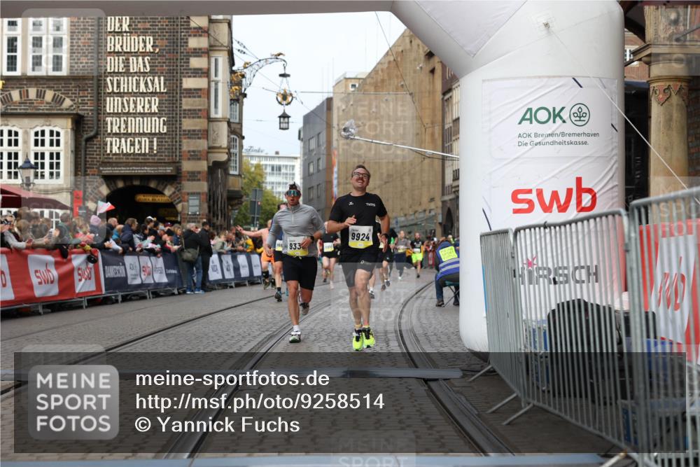 05.10.2025 - 20. swb-Marathon Bremen Yannick Fuchs http://msf.ph/oto/9258514 05.10.2025 10:47:40 Ziel 9244, 9339, 9924, 10319, 10850, 10875, 10951, 11742 meine-sportfotos.de