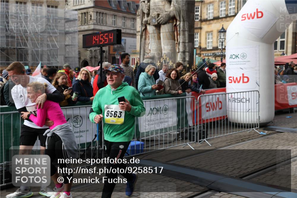 05.10.2025 - 20. swb-Marathon Bremen Yannick Fuchs http://msf.ph/oto/9258517 05.10.2025 11:16:43 Ziel 9301, 9563, 9753, 11020, 11182, 11438 meine-sportfotos.de
