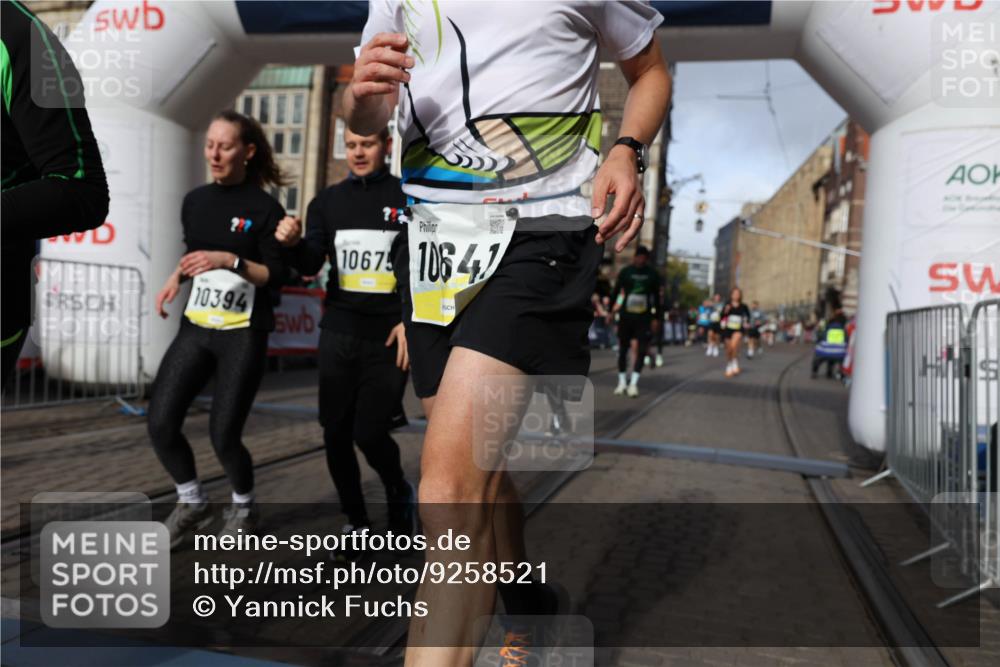05.10.2025 - 20. swb-Marathon Bremen Yannick Fuchs http://msf.ph/oto/9258521 05.10.2025 10:56:12 Ziel 9541, 9811, 9950, 10006, 10015, 10394, 10641, 10664, 10675, 10758, 10959, 11095, 11148, 11620, 11626 meine-sportfotos.de
