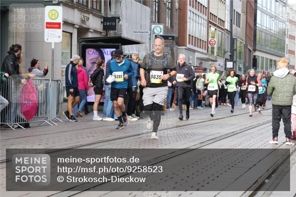 05.10.2025 - 20. swb-Marathon Bremen Strokosch-Dieckow http://msf.ph/oto/9258523 05.10.2025 10:59:05 Ziel 9183, 9454, 9508, 9609, 9635, 9737, 9991, 10200, 10209, 10274, 10391, 10407, 10760, 10809, 11006, 11007, 11207, 11251, 11267, 11400, 11456, 11657, 11728, 9183, 9454, 9508, 9609, 9635, 9737, 9991, 10200, 10209, 10274, 10391, 10407, 10760, 10809, 11006, 11007, 11207, 11251, 11267, 11400, 11456, 11657, 11728 meine-sportfotos.de