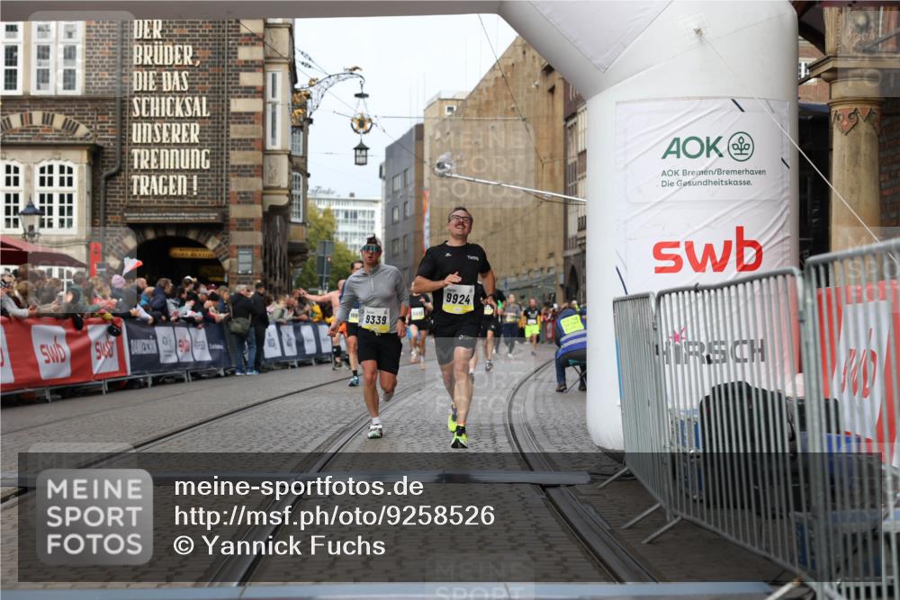 05.10.2025 - 20. swb-Marathon Bremen Yannick Fuchs http://msf.ph/oto/9258526 05.10.2025 10:47:40 Ziel 9244, 9339, 9924, 10319, 10850, 10875, 10951, 11742 meine-sportfotos.de