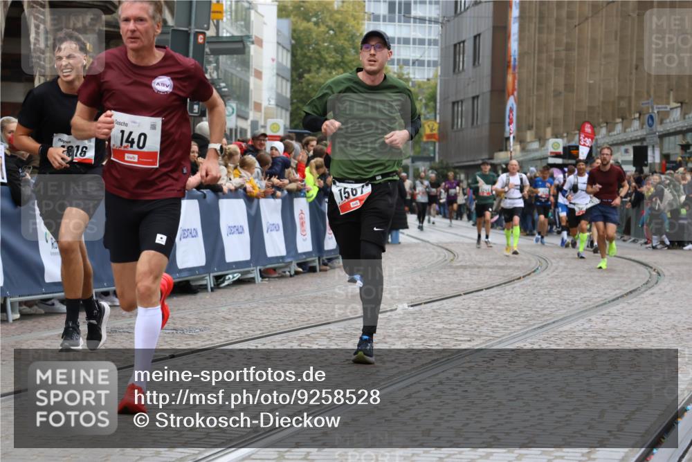 05.10.2025 - 20. swb-Marathon Bremen Strokosch-Dieckow http://msf.ph/oto/9258528 05.10.2025 12:55:44 Ziel 140, 735, 933, 1232, 1567, 1616, 5595 meine-sportfotos.de