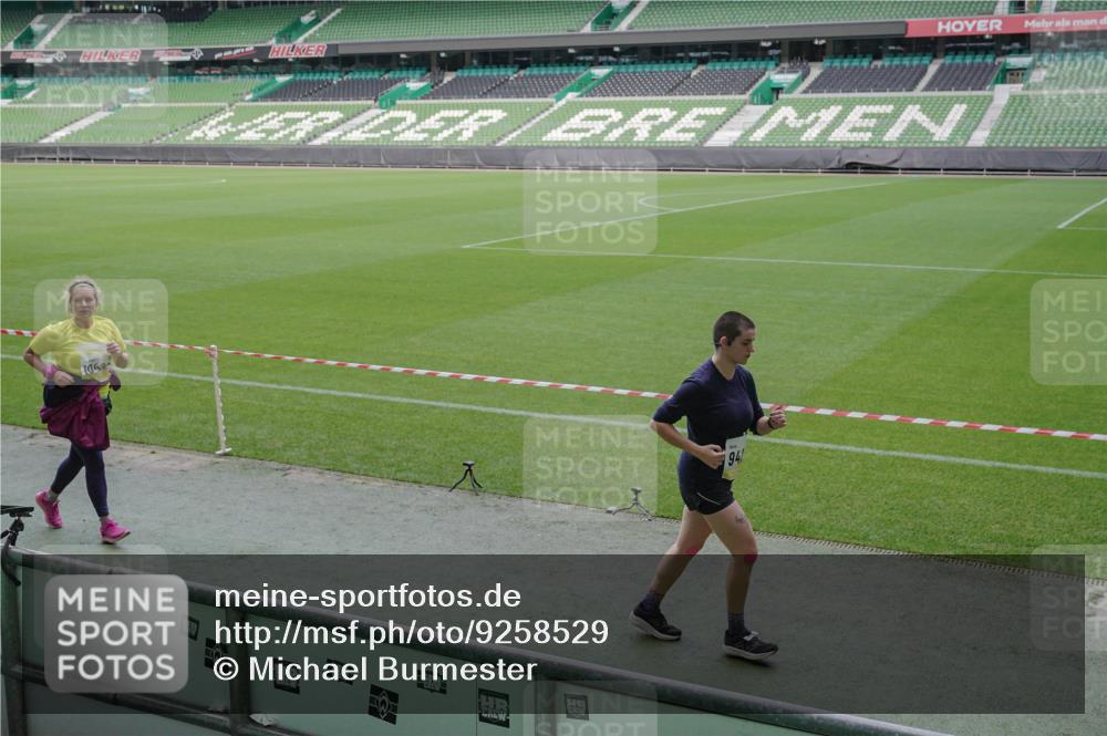 05.10.2025 - 20. swb-Marathon Bremen Michael Burmester http://msf.ph/oto/9258529 05.10.2025 10:46:07 Laufen im Stadion 7014, 7410, 9203, 9301, 9420, 9465, 9643, 9695, 9838, 9869, 10023, 10083, 10186, 10201, 10220, 10312, 10450, 10465, 10472, 10496, 10564, 10575, 10602, 10721, 10728, 10736, 10756, 10759, 10949, 10976, 11008, 11020, 11029, 11036, 11068, 11082, 11107, 11182, 11332, 11358, 11438, 11555, 9756, 10000, 10671, 10752, 10808, 10842, 11541 meine-sportfotos.de