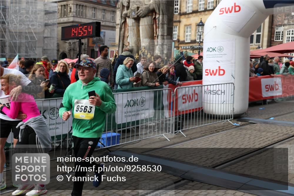 05.10.2025 - 20. swb-Marathon Bremen Yannick Fuchs http://msf.ph/oto/9258530 05.10.2025 11:16:43 Ziel 9301, 9563, 9753, 11020, 11182, 11438 meine-sportfotos.de