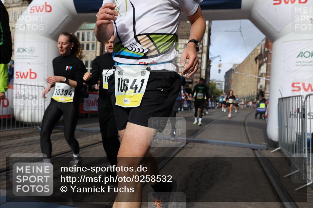 05.10.2025 - 20. swb-Marathon Bremen Yannick Fuchs http://msf.ph/oto/9258532 05.10.2025 10:56:12 Ziel 9541, 9811, 9950, 10006, 10015, 10394, 10641, 10664, 10675, 10758, 10959, 11095, 11148, 11620, 11626 meine-sportfotos.de