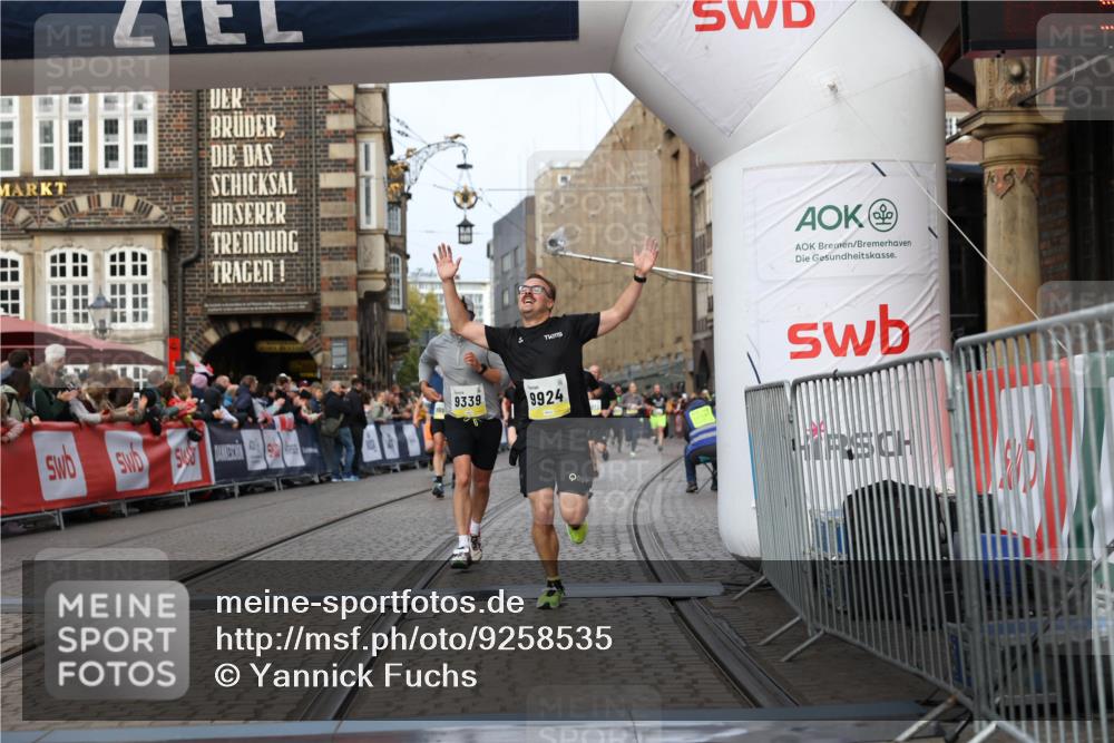 05.10.2025 - 20. swb-Marathon Bremen Yannick Fuchs http://msf.ph/oto/9258535 05.10.2025 10:47:40 Ziel 9244, 9339, 9924, 10319, 10850, 10875, 10951, 11742 meine-sportfotos.de