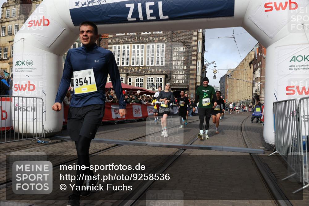 05.10.2025 - 20. swb-Marathon Bremen Yannick Fuchs http://msf.ph/oto/9258536 05.10.2025 10:56:13 Ziel 9541, 9811, 9950, 10006, 10009, 10015, 10394, 10641, 10664, 10675, 10758, 10959, 11095, 11148, 11620, 11626, 11693 meine-sportfotos.de