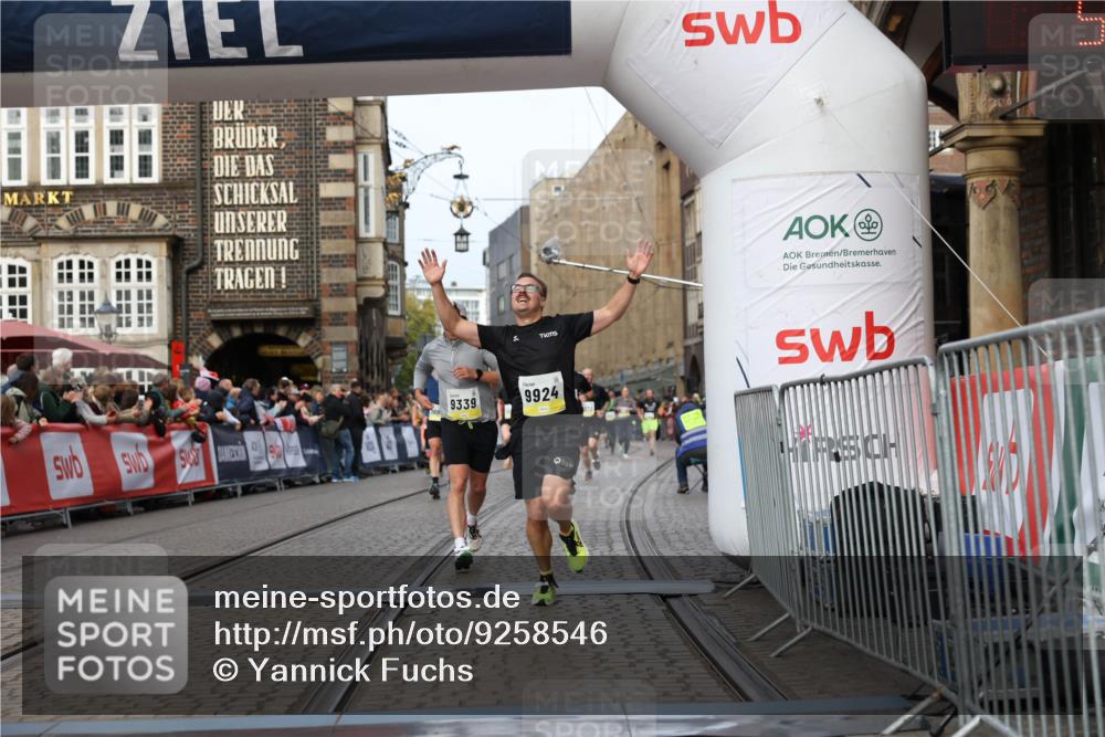 05.10.2025 - 20. swb-Marathon Bremen Yannick Fuchs http://msf.ph/oto/9258546 05.10.2025 10:47:40 Ziel 9244, 9339, 9924, 10319, 10850, 10875, 10951, 11742 meine-sportfotos.de