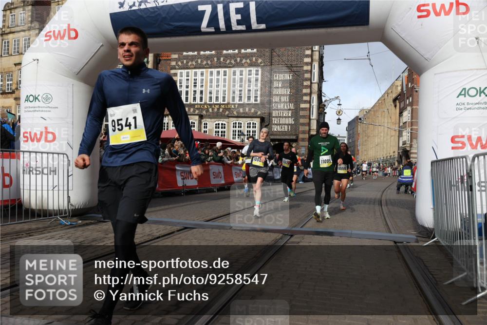 05.10.2025 - 20. swb-Marathon Bremen Yannick Fuchs http://msf.ph/oto/9258547 05.10.2025 10:56:13 Ziel 9541, 9811, 9950, 10006, 10009, 10015, 10394, 10641, 10664, 10675, 10758, 10959, 11095, 11148, 11620, 11626, 11693 meine-sportfotos.de