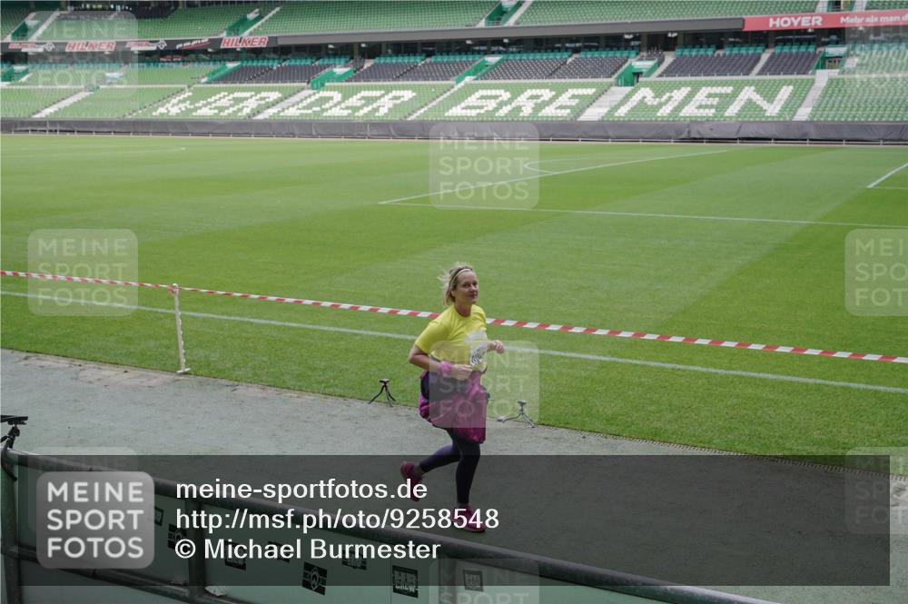 05.10.2025 - 20. swb-Marathon Bremen Michael Burmester http://msf.ph/oto/9258548 05.10.2025 10:46:08 Laufen im Stadion 7014, 7410, 9203, 9301, 9420, 9465, 9643, 9695, 9838, 9869, 10023, 10083, 10186, 10201, 10220, 10312, 10450, 10465, 10472, 10496, 10564, 10575, 10602, 10721, 10728, 10736, 10756, 10759, 10949, 10976, 11008, 11020, 11029, 11036, 11068, 11082, 11107, 11182, 11332, 11358, 11438, 11555, 10000, 10671, 10752, 10808, 11541 meine-sportfotos.de